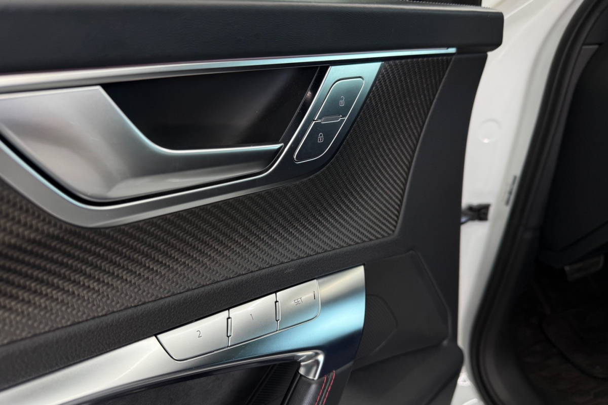 Ponuka vozidiel / Audi RS6 Avant 4.0 TFSI Quattro Full Carbon Akrapovic - video Ponuka vozidiel / Audi RS6 Avant 4.0 TFSI Quattro Full Carbon Akrapovic - video