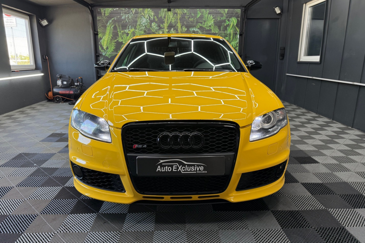 Ponuka vozidiel / Audi RS4/RS4 Avant 4.2 V8 FSi Quattro Black Packet - video Ponuka vozidiel / Audi RS4/RS4 Avant 4.2 V8 FSi Quattro Black Packet - video
