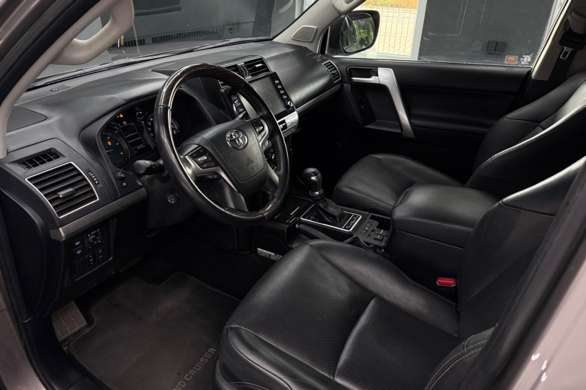 Ponuka vozidiel / Toyota Land Cruiser 2.8 D-4D 204 Executive A/T 4x4 - video Ponuka vozidiel / Toyota Land Cruiser 2.8 D-4D 204 Executive A/T 4x4 - video