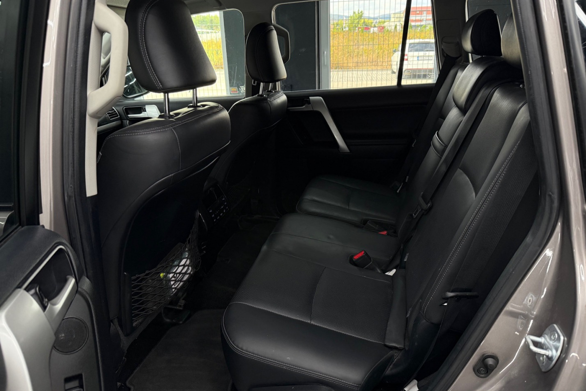 Ponuka vozidiel / Toyota Land Cruiser 2.8 D-4D 204 Executive A/T 4x4 - video Ponuka vozidiel / Toyota Land Cruiser 2.8 D-4D 204 Executive A/T 4x4 - video