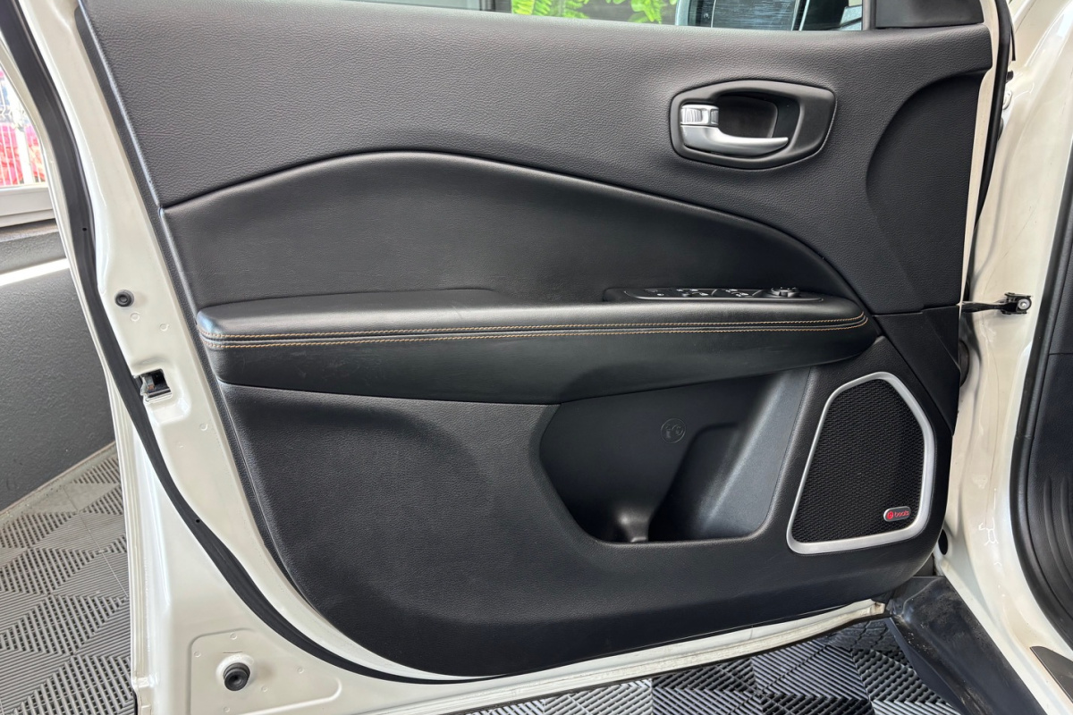 Ponuka vozidiel / Jeep Compass 2.0L MJet 140 4WD Limited A/T - video Ponuka vozidiel / Jeep Compass 2.0L MJet 140 4WD Limited A/T - video