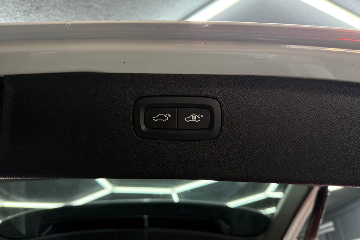 Ponuka vozidiel / Volvo XC90 D5 235k Drive-E Inscription AWD A/T - video Ponuka vozidiel / Volvo XC90 D5 235k Drive-E Inscription AWD A/T - video