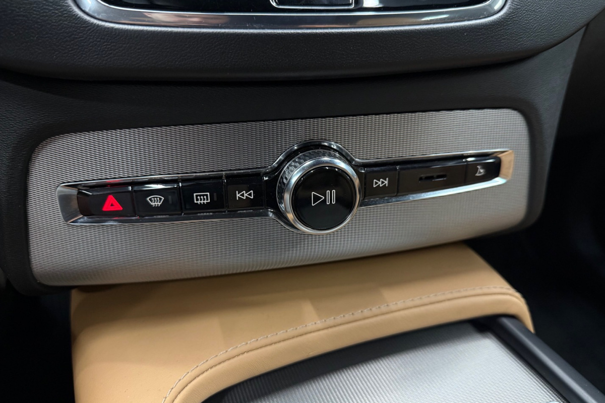 Ponuka vozidiel / Volvo XC90 D5 235k Drive-E Inscription AWD A/T - video Ponuka vozidiel / Volvo XC90 D5 235k Drive-E Inscription AWD A/T - video