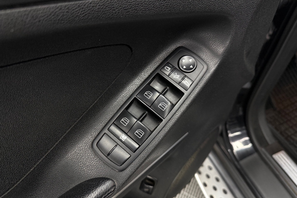 Ponuka vozidiel / Mercedes-Benz ML 500 4MATIC V8 5.0 - video Ponuka vozidiel / Mercedes-Benz ML 500 4MATIC V8 5.0 - video