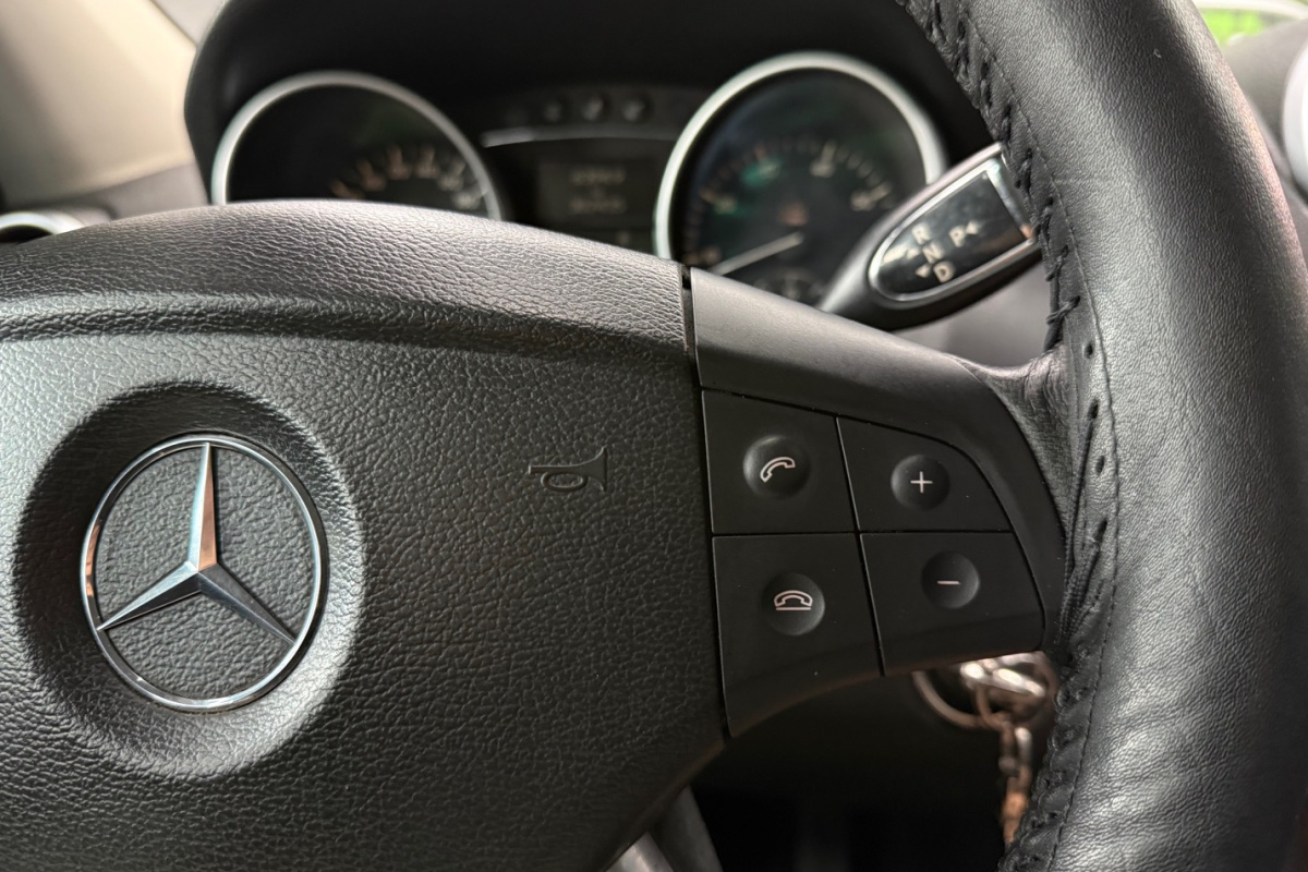 Ponuka vozidiel / Mercedes-Benz ML 500 4MATIC V8 5.0 - video Ponuka vozidiel / Mercedes-Benz ML 500 4MATIC V8 5.0 - video