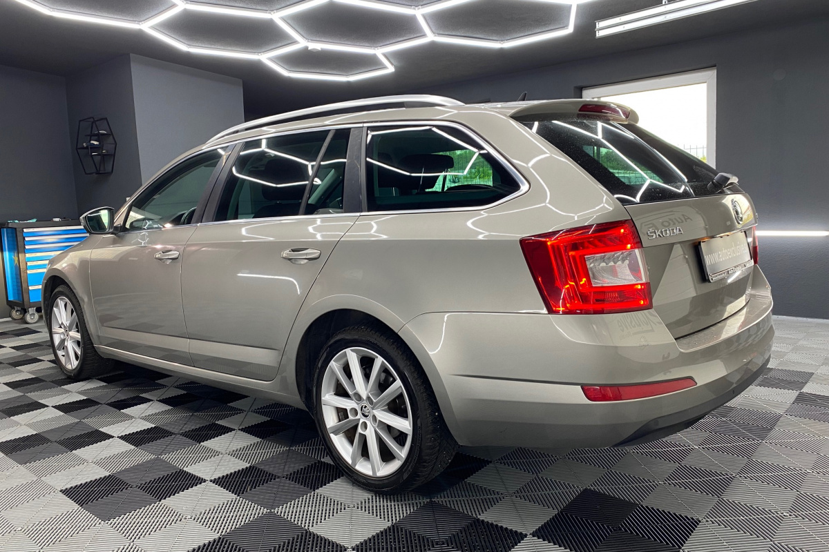 Ponuka vozidiel / Škoda Octavia Combi 1.6 TDI Ambition DSG - video