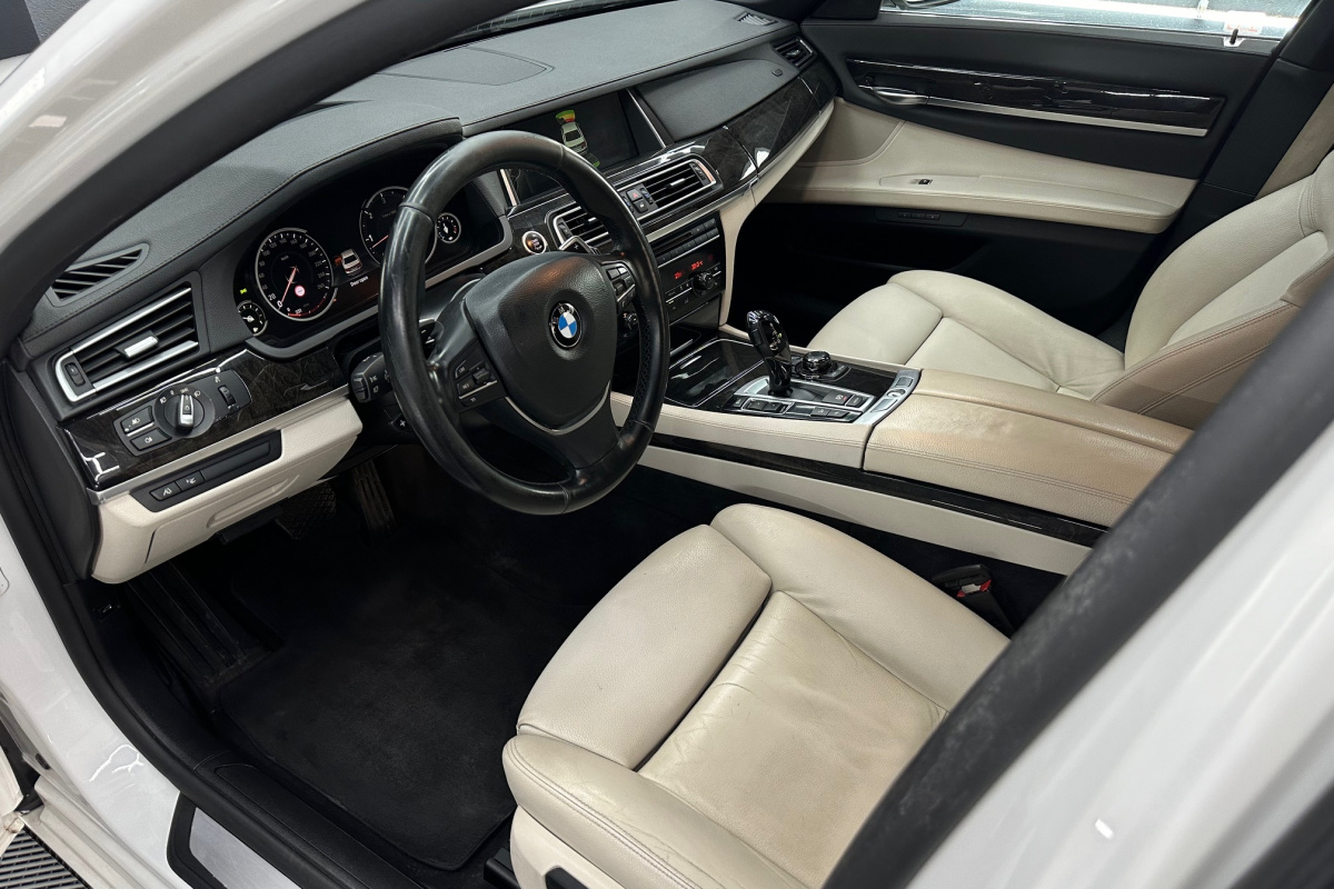 Ponuka vozidiel / BMW Rad 7 730d xDrive - video